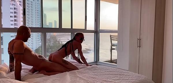 trendsCouple amateur exhibe leur baise torride aux fenêtres de leur chambre d’hôtel en Colombie